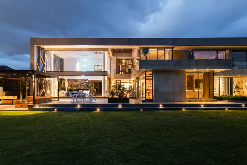 Moderne woning met geïntegreerde zonne-energie in de avond